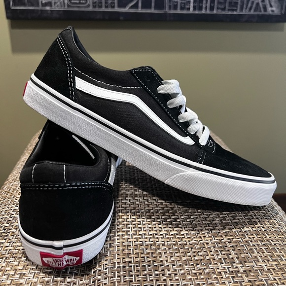 Black and white Suede Vans - Picture 2 of 6
